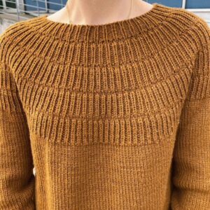 PetiteKnit Anker's Sweater – My Size ist aus Sunday von Sandnes Garn in der Farbe 2345 gestrickt. Die Farbe ist nicht mehr erhältlich, die Farbe 2543 Brown Sugar kommt ihr in unserem Sortiment am nächsten.