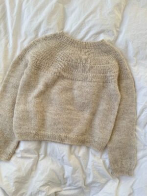 PetiteKnit Anker’s Sweater – My Size is knitted in Tynn Peer Gynt by Sandnes Garn in the color 2641 held together with Tynn Silk Mohair by Sandnes Garn in the color 1012. PetiteKnit Anker's Sweater - My Size is knitted in Tynn Peer Gynt by Sandnes Garn in the color 2641 held together with Tynn Silk Mohair by Sandnes Garn in the color 1012.