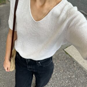 Das PetiteKnit Cumulus Tee ist aus reiner Seide von Knitting for Olive der Farbe Cream gestrickt.