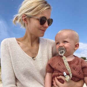 Das PetiteKnit Cumulus Tee ist aus reiner Seide von Knitting for Olive der Farbe Cream gestrickt.