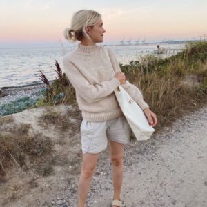 Novice Sweater „PetiteKnit Novice Sweater aus „Jensen“ von Isager in der Farbe 0 gestrickt, zusammen mit „Silk Mohair“ von Isager in der Farbe 6. Die Farbe, die in unserem Sortiment am ehesten entspricht, ist Sandnes Garn Kos der Farbe 2611.
