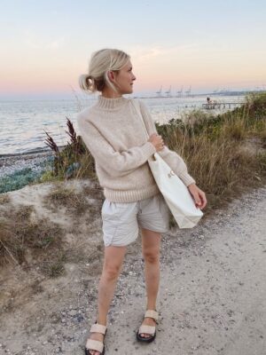 PetiteKnit Novice Sweater is knitted in Jensen by Isager in color 0 held together with Silk Mohair by Isager in color 6. Closest match in our selection is Sandnes Garn Kos in color 2611.