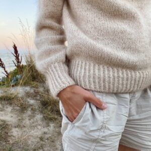 Novice Sweater „PetiteKnit Novice Sweater aus „Jensen“ von Isager in der Farbe 0 gestrickt, zusammen mit „Silk Mohair“ von Isager in der Farbe 6. Die Farbe, die in unserem Sortiment am ehesten entspricht, ist Sandnes Garn Kos der Farbe 2611.