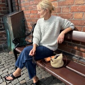 PetiteKnit Storm Sweater is knitted in Peer Gynt by Sandnes Garn in the color Ash melange [1021].