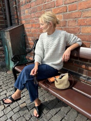 PetiteKnit Storm Sweater is knitted in Peer Gynt by Sandnes Garn in the color Ash melange [1021].