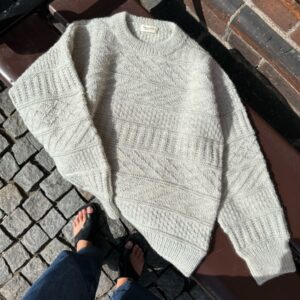 PetiteKnit Storm Sweater is knitted in Peer Gynt by Sandnes Garn in the color Ash melange [1021].