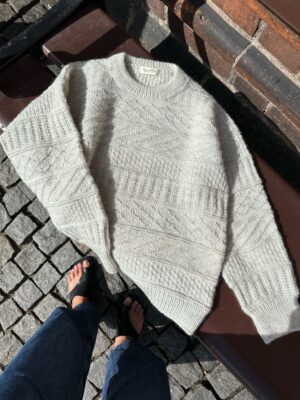 PetiteKnit Storm Sweater is knitted in Peer Gynt by Sandnes Garn in the color Ash melange [1021].