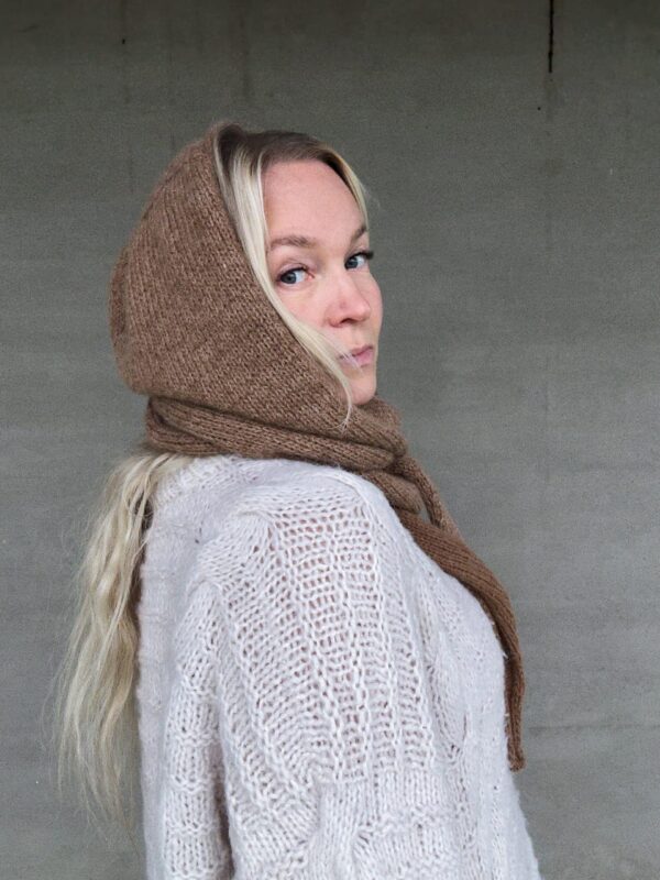 The Crown Hood Scarf by PoolaKnits is knitted in Ruukin kehräämö Alpakka in colorway Light Camel. The closest match in our selection is Sandnes Garn Alpakka Ull in color 2650 Grey Beige Heather.