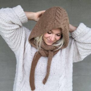 The Crown Hood Scarf by PoolaKnits is knitted in Ruukin kehräämö Alpakka in colorway Light Camel. The closest match in our selection is Sandnes Garn Alpakka Ull in color 2650 Grey Beige Heather.