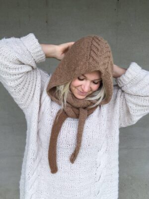 The Crown Hood Scarf by PoolaKnits is knitted in Ruukin kehräämö Alpakka in colorway Light Camel. The closest match in our selection is Sandnes Garn Alpakka Ull in color 2650 Grey Beige Heather.