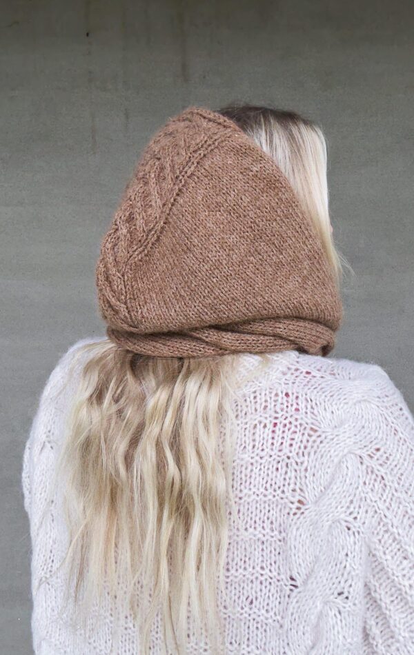 The Crown Hood Scarf by PoolaKnits is knitted in Ruukin kehräämö Alpakka in colorway Light Camel. The closest match in our selection is Sandnes Garn Alpakka Ull in color 2650 Grey Beige Heather.