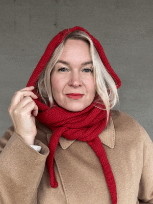 The Crown Hood Scarf by PoolaKnits is knitted in Drops Merino Extra Fine in colorway 11. The closest match in our selection is Sandnes Garn Alpakka Ull in color 4227 Equestrian Red.