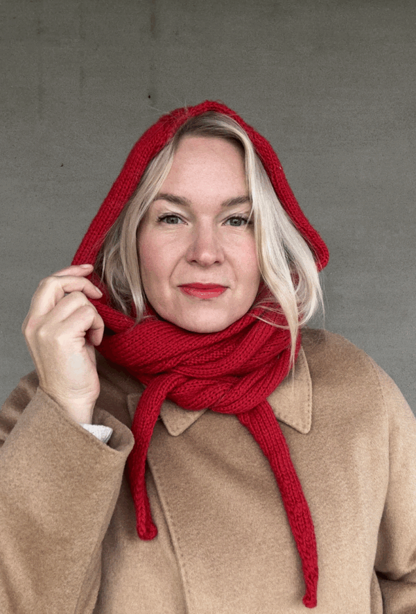 The Crown Hood Scarf by PoolaKnits is knitted in Drops Merino Extra Fine in colorway 11. The closest match in our selection is Sandnes Garn Alpakka Ull in color 4227 Equestrian Red.