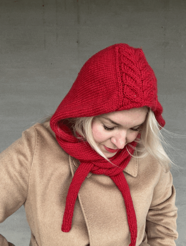 The Crown Hood Scarf by PoolaKnits is knitted in Drops Merino Extra Fine in colorway 11. The closest match in our selection is Sandnes Garn Alpakka Ull in color 4227 Equestrian Red.