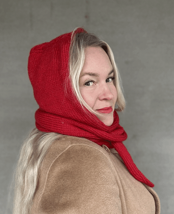 The Crown Hood Scarf by PoolaKnits is knitted in Drops Merino Extra Fine in colorway 11. The closest match in our selection is Sandnes Garn Alpakka Ull in color 4227 Equestrian Red.