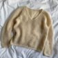 The beige Cumulus Blouse is knitted in Tynn Silk Mohair by Sandnes Garn in the color Almond [2511].