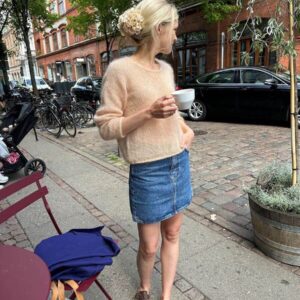 The peach Cumulus Blouse O-neck is knitted in Brushed Lace by Mohair by Canard in the color Fersken [3020].