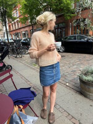 The peach Cumulus Blouse O-neck is knitted in Brushed Lace by Mohair by Canard in the color Fersken [3020].