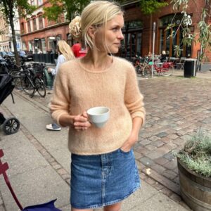 The peach Cumulus Blouse O-neck is knitted in Brushed Lace by Mohair by Canard in the color Fersken [3020].