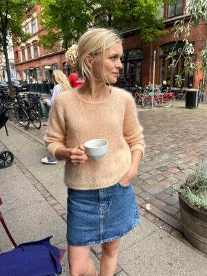 The peach Cumulus Blouse O-neck is knitted in Brushed Lace by Mohair by Canard in the color Fersken [3020].