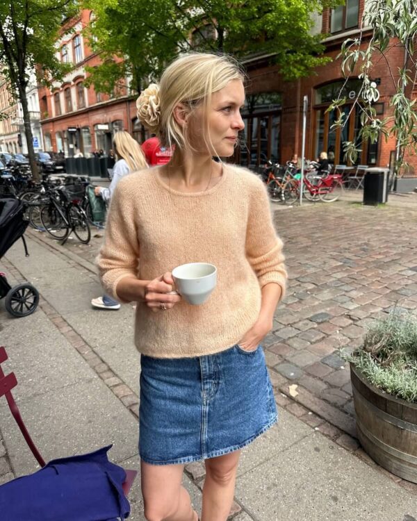 The peach Cumulus Blouse O-neck is knitted in Brushed Lace by Mohair by Canard in the color Fersken [3020].