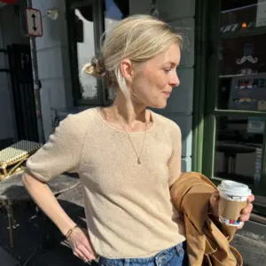 The peach Cumulus Tee O-neck is knitted in Pure Silk by Knitting for Olive in the color soft peach.