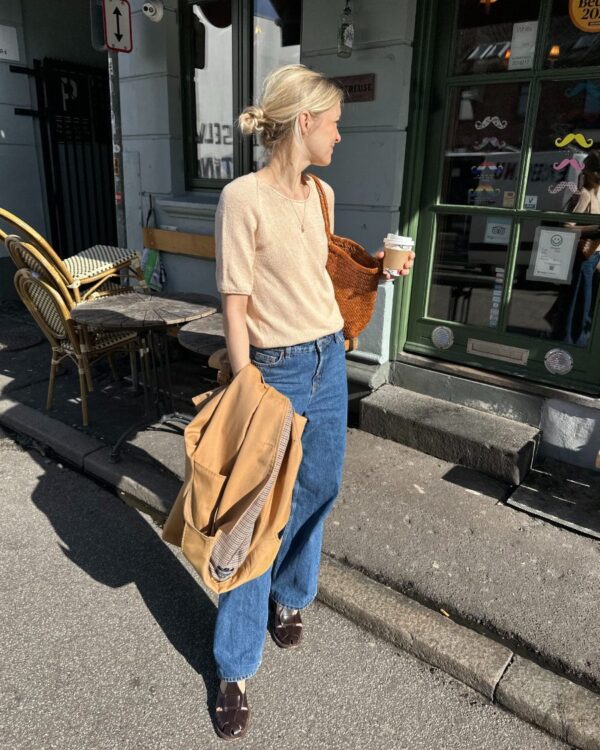 The peach Cumulus Tee O-neck is knitted in Pure Silk by Knitting for Olive in the color soft peach. The peach Cumulus Tee O-neck is knitted in Pure Silk by Knitting for Olive in the color soft peach.