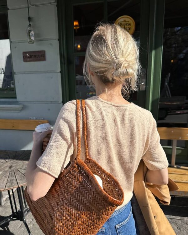 The peach Cumulus Tee O-neck is knitted in Pure Silk by Knitting for Olive in the color soft peach. The peach Cumulus Tee O-neck is knitted in Pure Silk by Knitting for Olive in the color soft peach.