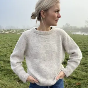 The grey Monday Sweater is knitted in Pelsuld 8/2 by Hjelholt Uldspinderi in the color Sand [04] held together with Soft Silk Mohair by Knitting for Olive in the color Marcipan.