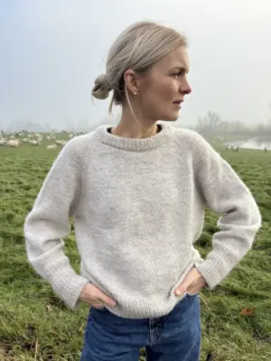 The grey Monday Sweater is knitted in Pelsuld 8/2 by Hjelholt Uldspinderi in the color Sand [04] held together with Soft Silk Mohair by Knitting for Olive in the color Marcipan.