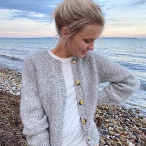 The grey Novice Cardigan - Chunky Edition is knitted in Alpaca 3 by Isager in color 2S held together with Silk Mohair by Isager in color 3S. The closest match in our selection is Sandnes Garn Kos in color 1043 Grey Heather held together with Sandnes Garn Tynn Silk Mohair 1022 Light Grey Heather.