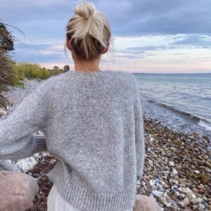 The grey Novice Cardigan - Chunky Edition is knitted in Alpaca 3 by Isager in color 2S held together with Silk Mohair by Isager in color 3S. The closest match in our selection is Sandnes Garn Kos in color 1043 Grey Heather held together with Sandnes Garn Tynn Silk Mohair 1022 Light Grey Heather.