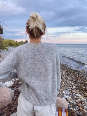 The grey Novice Cardigan - Chunky Edition is knitted in Alpaca 3 by Isager in color 2S held together with Silk Mohair by Isager in color 3S. The closest match in our selection is Sandnes Garn Kos in color 1043 Grey Heather held together with Sandnes Garn Tynn Silk Mohair 1022 Light Grey Heather.