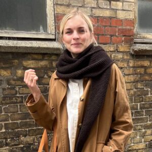 The brown Sophie Shawl is knitted in Eco Cashmere Vintage by Gepard in the color Mørkebrun [180] in size L.