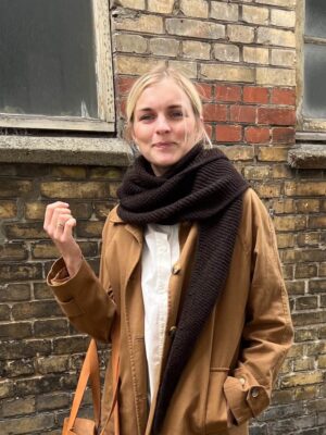 The brown Sophie Shawl is knitted in Eco Cashmere Vintage by Gepard in the color Mørkebrun [180] in size L.