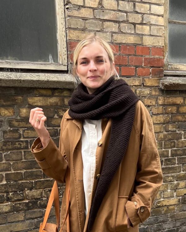 The brown Sophie Shawl is knitted in Eco Cashmere Vintage by Gepard in the color Mørkebrun [180] in size L.