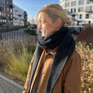 The dark grey Sophie Shawl is knitted in Alpakka Ull by Sandnes Garn in the color Charcoal Grey Heather [1088] in size M.
