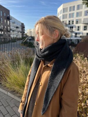 The dark grey Sophie Shawl is knitted in Alpakka Ull by Sandnes Garn in the color Charcoal Grey Heather [1088] in size M.