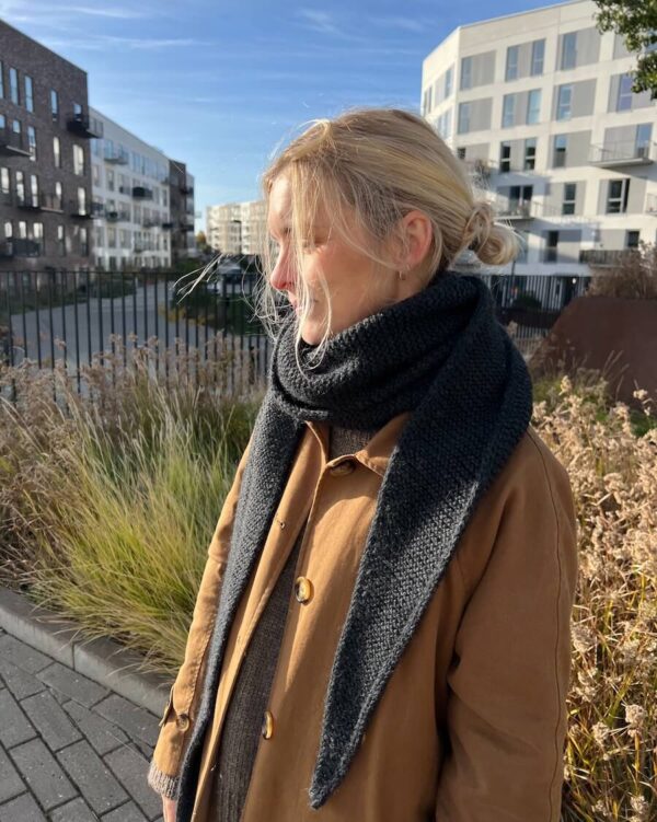 The dark grey Sophie Shawl is knitted in Alpakka Ull by Sandnes Garn in the color Charcoal Grey Heather [1088] in size M.