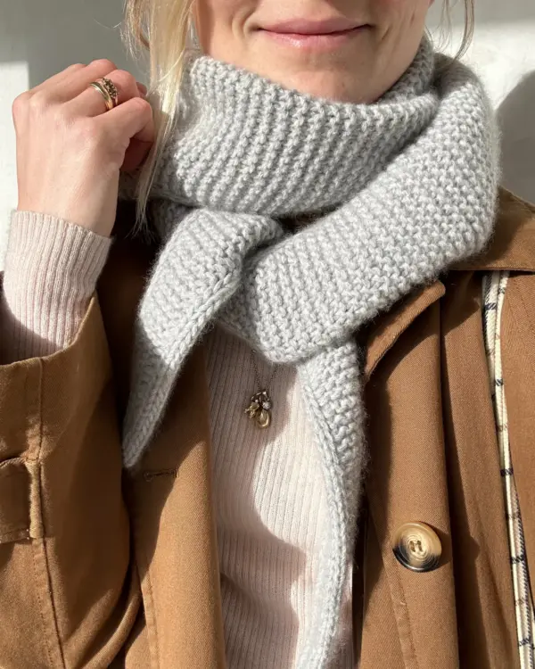 The light grey Sophie Shawl is knitted in Cashmere Classic by Lang Yarns in the color 0003 in size S. The light grey Sophie Shawl is knitted in Cashmere Classic by Lang Yarns in the color 0003 in size S.