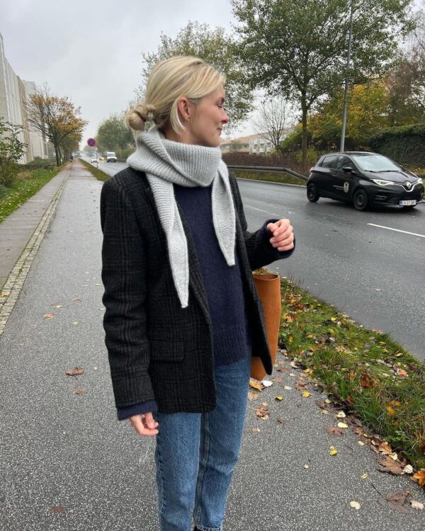 The light grey Sophie Shawl is knitted in Cashmere Classic by Lang Yarns in the color 0003 in size S. The light grey Sophie Shawl is knitted in Cashmere Classic by Lang Yarns in the color 0003 in size S.