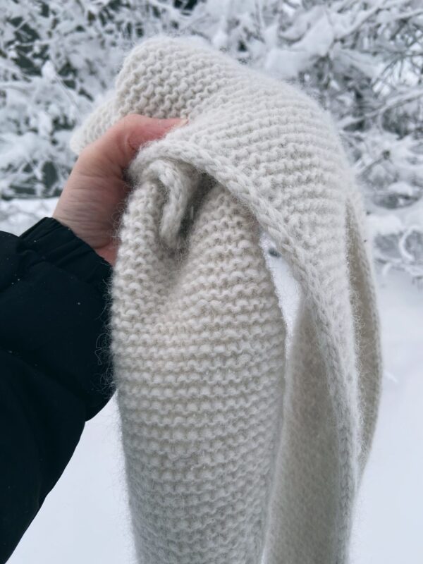 The white Sophie Shawl is knitted in Kos by Sandnes Garn in the color 1014 Porcelain in size L. The white Sophie Shawl is knitted in Kos by Sandnes Garn in the color 1014 Porcelain in size L.