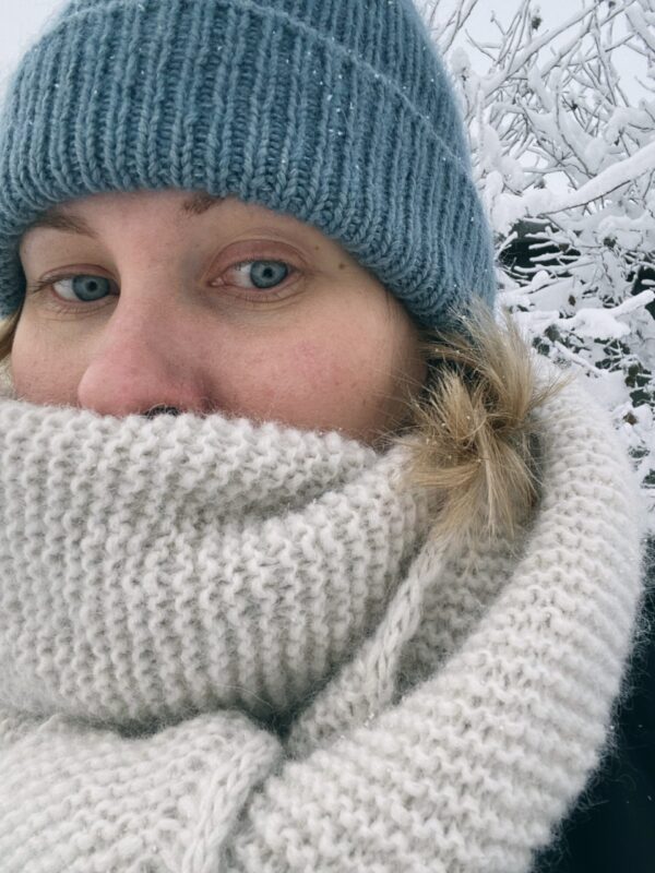 The white Sophie Shawl is knitted in Kos by Sandnes Garn in the color 1014 Porcelain in size L. The white Sophie Shawl is knitted in Kos by Sandnes Garn in the color 1014 Porcelain in size L.