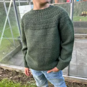 PetiteKnit Anker’s Sweater is knitted in Peer Gynt in the color Pine 9581 from Sandnes Garn. The color 9581 is discontinued and the closest match in our selection is the color 9572 Dark Green Heather.