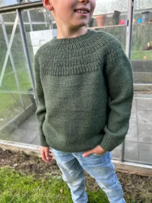 PetiteKnit Anker’s Sweater is knitted in Peer Gynt in the color Pine 9581 from Sandnes Garn. The color 9581 is discontinued and the closest match in our selection is the color 9572 Dark Green Heather.