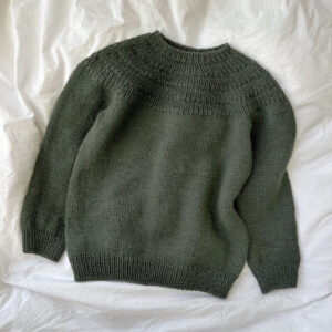 PetiteKnit Anker’s Sweater is knitted in Peer Gynt in the color Pine 9581 from Sandnes Garn. The color 9581 is discontinued and the closest match in our selection is the color 9572 Dark Green Heather.