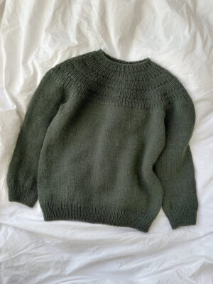 PetiteKnit Anker’s Sweater is knitted in Peer Gynt in the color Pine 9581 from Sandnes Garn. The color 9581 is discontinued and the closest match in our selection is the color 9572 Dark Green Heather. PetiteKnit Anker’s Sweater is knitted in Peer Gynt in the color Pine 9581 from Sandnes Garn. The color 9581 is discontinued and the closest match in our selection is the color 9572 Dark Green Heather.