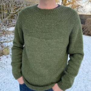 PetiteKnit Anker’s Sweater My Boyfriend's Size is knitted in Peer Gynt in the color Dark Green Heather 9572 from Sandnes Garn.
