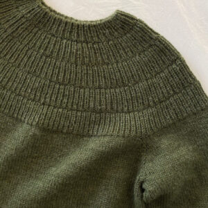 PetiteKnit Anker’s Sweater My Boyfriend's Size is knitted in Peer Gynt in the color Dark Green Heather 9572 from Sandnes Garn.