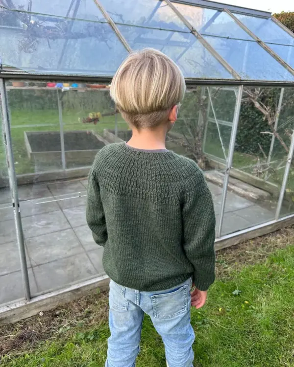 PetiteKnit Anker’s Sweater is knitted in Peer Gynt in the color Pine 9581 from Sandnes Garn. The color 9581 is discontinued and the closest match in our selection is the color 9572 Dark Green Heather. PetiteKnit Anker’s Sweater is knitted in Peer Gynt in the color Pine 9581 from Sandnes Garn. The color 9581 is discontinued and the closest match in our selection is the color 9572 Dark Green Heather.